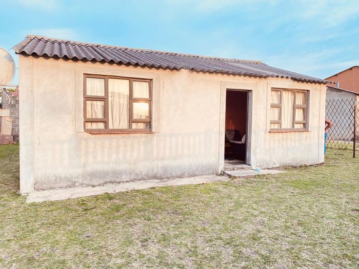 For Sale: House in Esikhawini Central with kitchen, dining, and bathroom amenities.