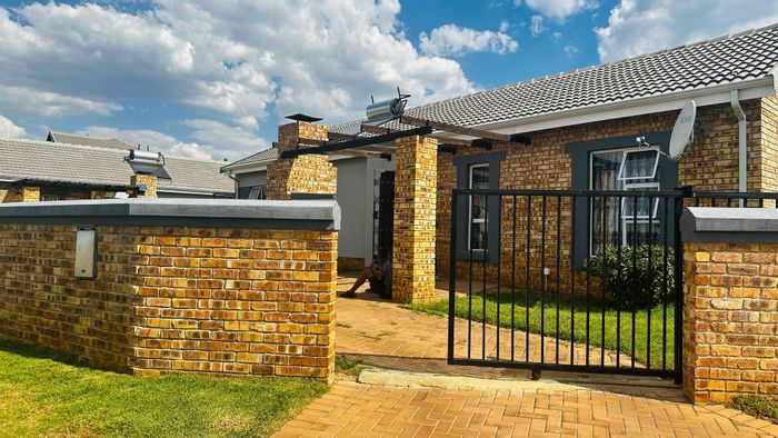 Roseacre House For Sale: 4 bedrooms, open-plan kitchen, braai area, close to amenities.