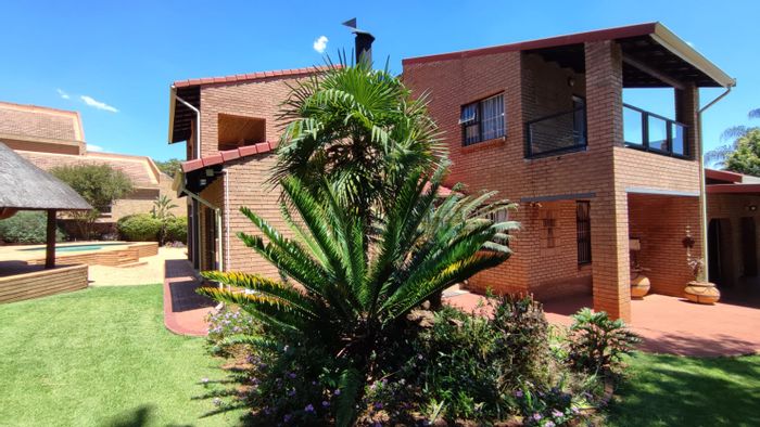 For Sale: 5-bedroom house in Eldoraigne with pool, solar, and security features.