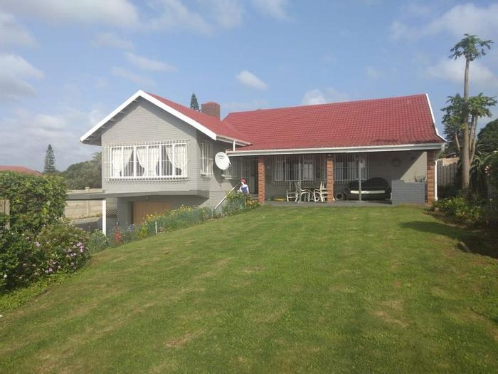 House for Sale in Hibberdene Central: Ocean views, 3 bedrooms, garages, and water tanks.