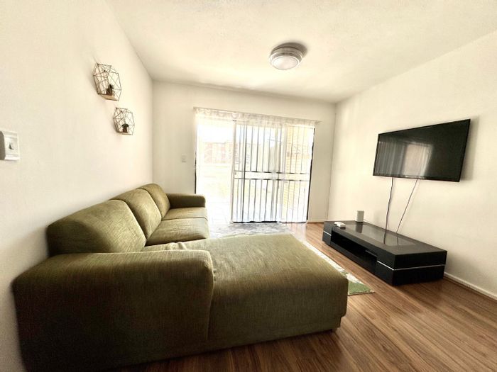 Glen Lauriston Apartment To Rent: 2 bedrooms, security, parking, and spacious layout.