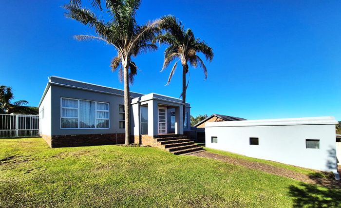 House for Sale in Denneoord: 3 bedrooms, double garage, mountain views, braai area.