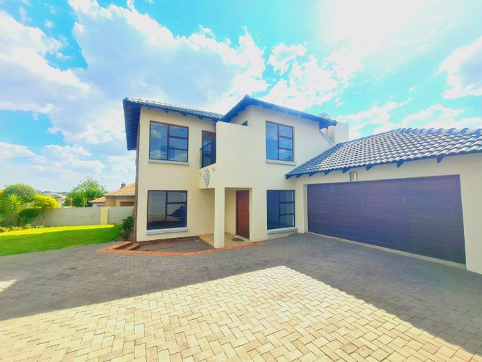 Amberfield Valley House For Sale: 3 Bedrooms, study, entertainment area, secure estate.