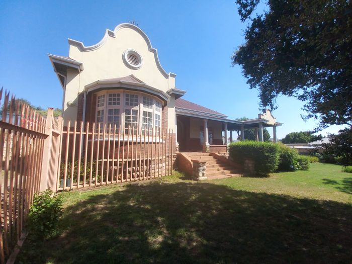 Heidelberg Central House For Sale: 3 bedrooms, large erf, historic charm.