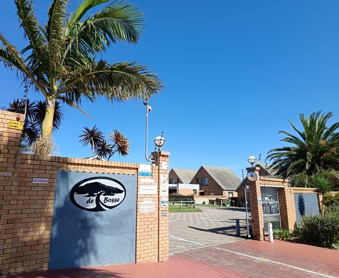 Heiderand Townhouse For Sale: Secure complex, 3 bedrooms, braai area, low maintenance.