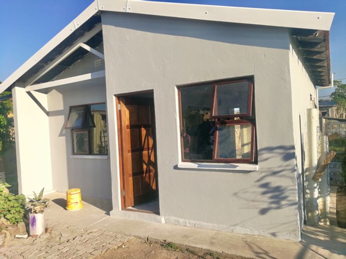 2-bedroom house in Bloemendal for sale; includes kitchen, lounge, and bathroom.