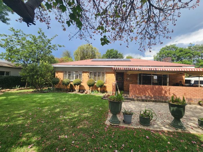 3 Bedroom House For Sale in Northmead: Garages, Solar Panels, Outdoor Room.