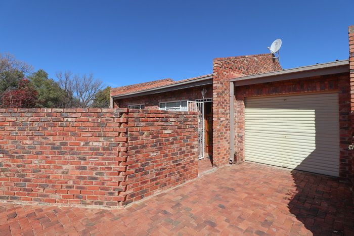 Wilkeville Townhouse For Sale: 2 bedrooms, private garden, garage, open-plan kitchen.