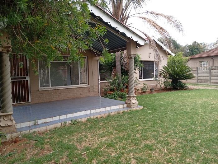 Dalview House For Sale: 3 bedrooms, flatlet, lapa, large garden, investment potential.