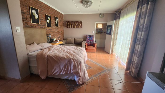 Berea West House To Rent: Pool, garage, garden, aircon, pet-friendly.