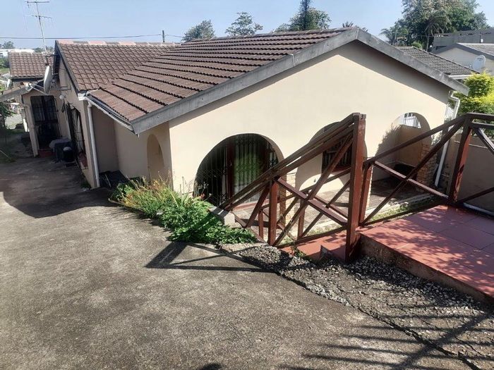 For Sale: House in Marburg with 2 bedrooms, extra guest space, and convenient location.