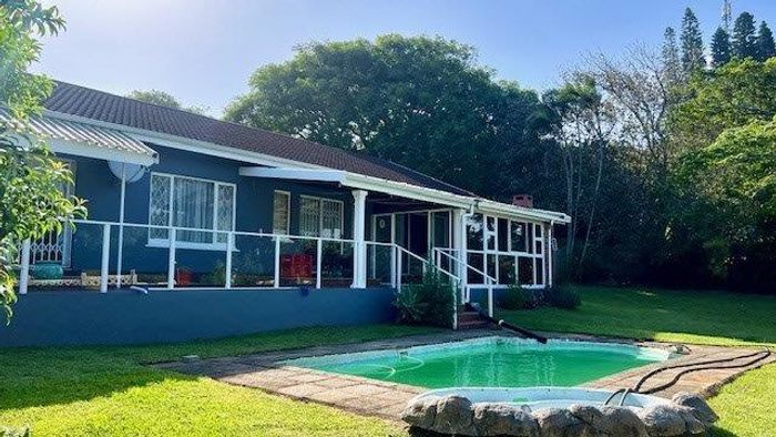 House for Sale in Uvongo: 3 bedrooms, pool, garden, secure, close to amenities.