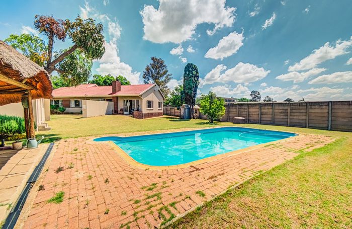 Eastleigh House For Sale: 5 bedrooms, pool, double garage, near schools and amenities.