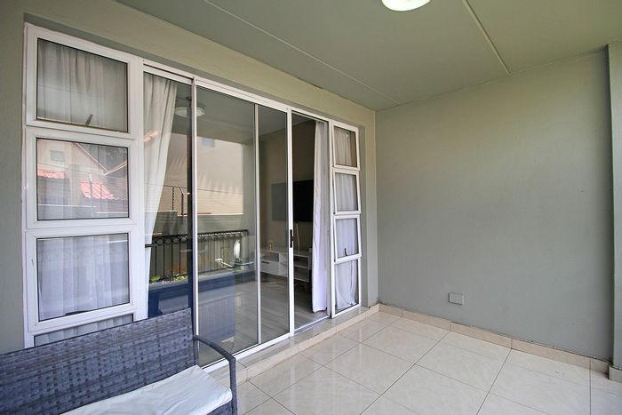 Bryanston Apartment For Sale: 2 beds, pool, clubhouse, 24-hour security.