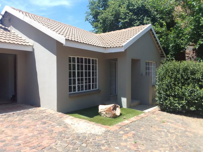 Heidelberg Central House For Sale: 3 Bedrooms, en-suite, double carport, rental potential.