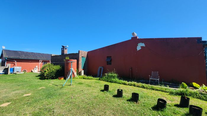 Farm for Sale in Mossel Bay Rural: Detached apartment, large yard, multiple living spaces.