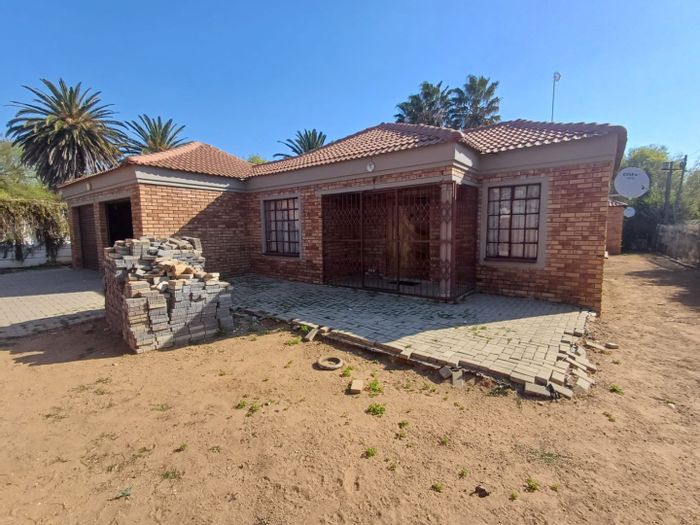 House To Rent in Freemanville: 3 beds, flatlet, double garages, borehole.