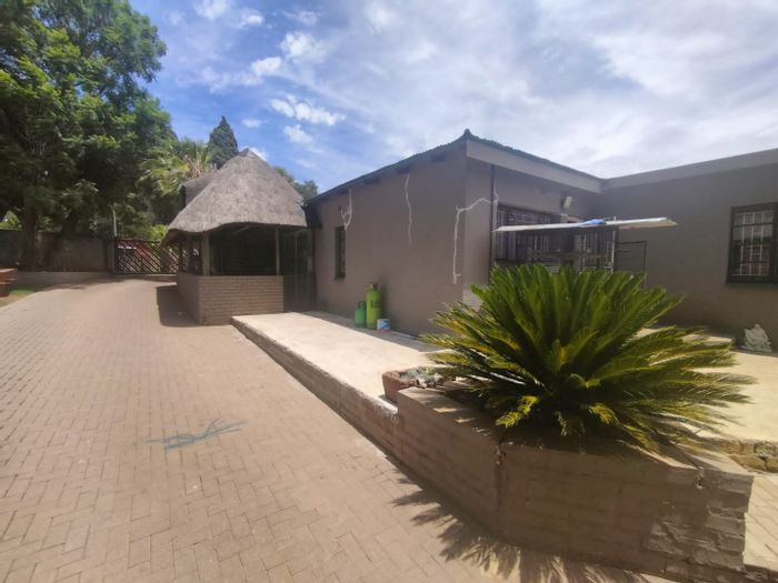 Oudorp House For Sale: 3 bedrooms, flatlet, double garage, electric security features.