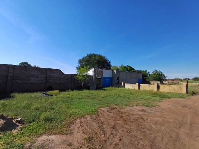 Klerksdorp AH Farm For Sale: Two houses, outbuildings, boreholes, and pasture camps.