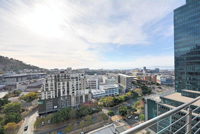 To Rent: Apartment in Cape Town City Centre with pool, gym, and views.