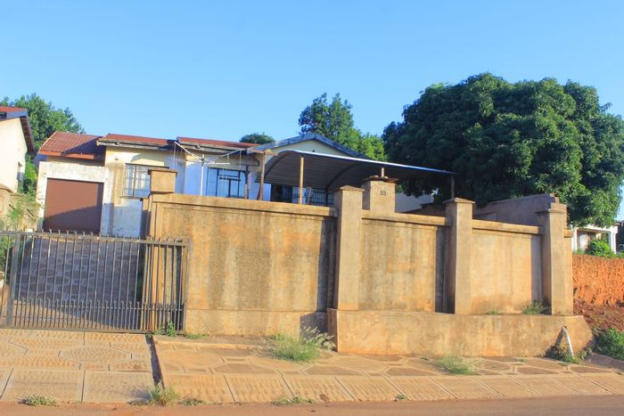 3-bedroom house for sale in Thohoyandou, near colleges and shopping mall.