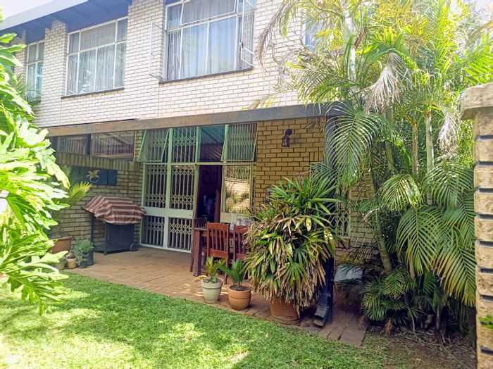 For Sale: Townhouse in Parktown Estate with garden, garage, and nearby amenities.