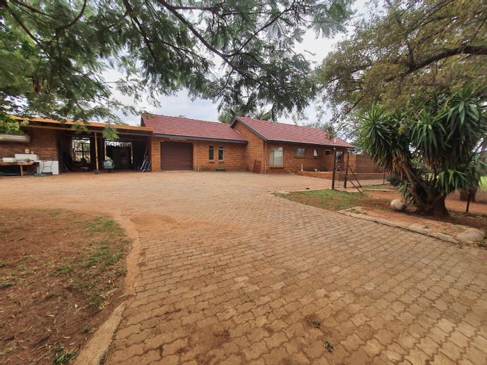 Farm in Zwavelpoort AH To Rent: 3 Bedrooms, pet-friendly, borehole water, spacious living.