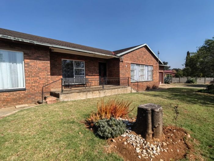 For Sale: Rensburg House with 3 Bedrooms, Double Garage, and Spacious Outdoor Areas.