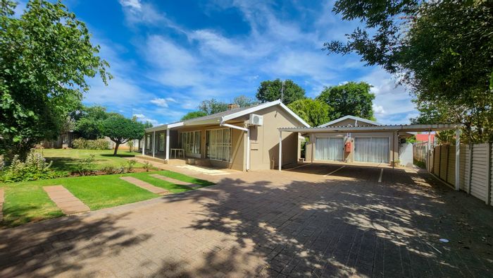 Irene Park Commercial Property For Sale: 7-room guesthouse with pool and lapa.