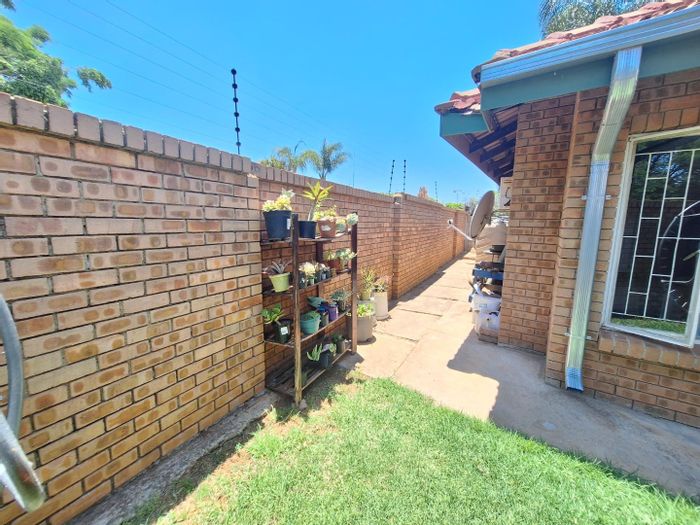 House for Sale in Bendor Ext 16: 3 bedrooms, lapa, garden, carports.