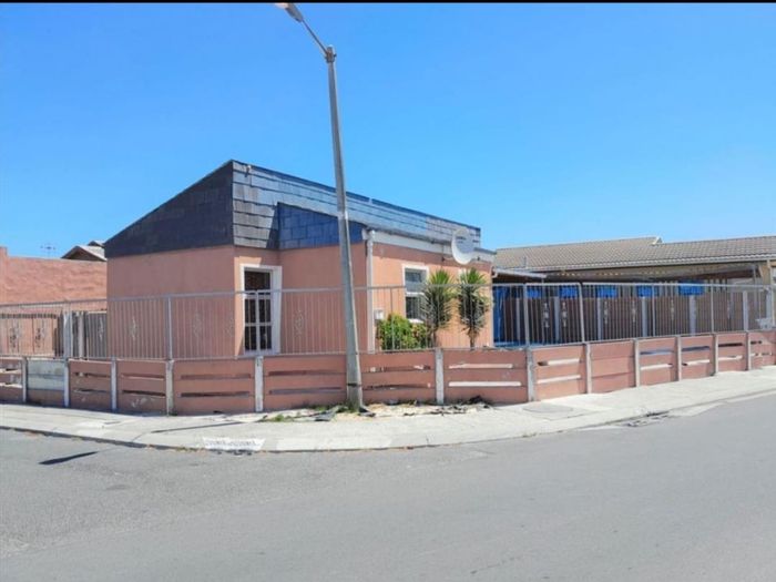 Eastridge House For Sale: Spacious 3-bedroom, ample parking, expansion potential.