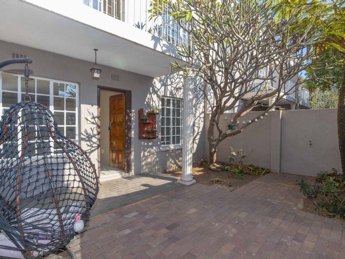 Eden Glen Townhouse For Sale: 3 beds, pool, clubhouse, garage, courtyard access.