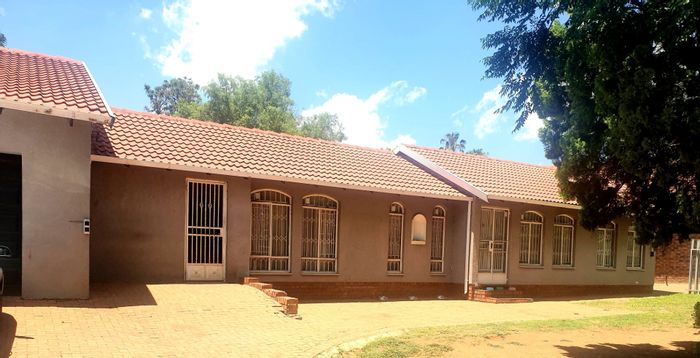 Heuweloord House For Sale: 4 bedrooms, pool, bachelor pad, double garage, secure access.