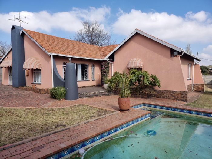 Isandovale House For Sale: Spacious home with pool, double carport, and versatile rooms.