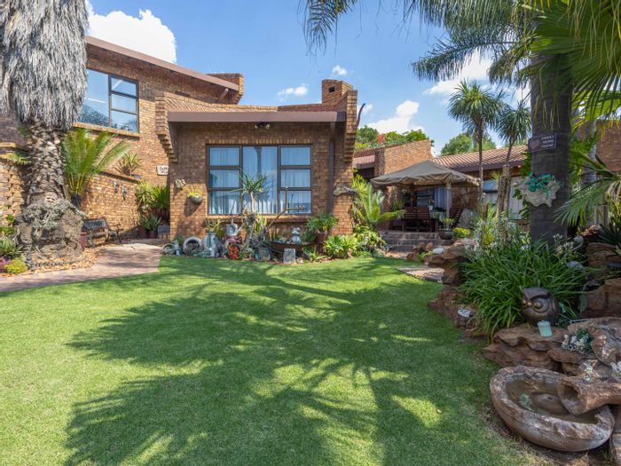 For Sale: House in Marais Steyn Park with cottage, apartment, and pool.