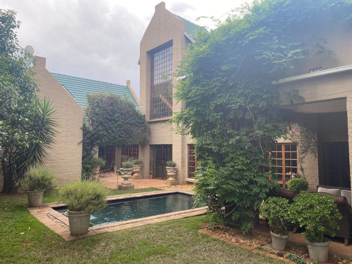 Rietondale House For Sale: 5 bedrooms, pool, garden, studies, and braai area.