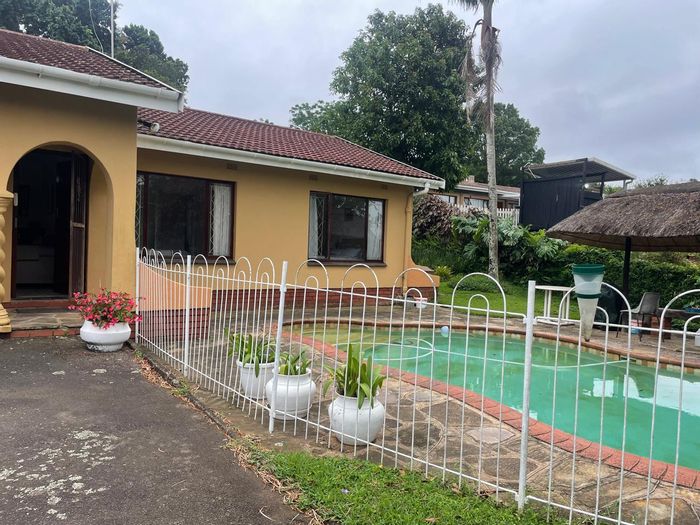 House For Sale in Waterfall: 3 beds, 2 baths, large 2000m2 plot.