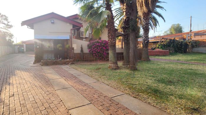 Erasmia House To Rent: 4 bedrooms, pool, large yard, secure parking available.