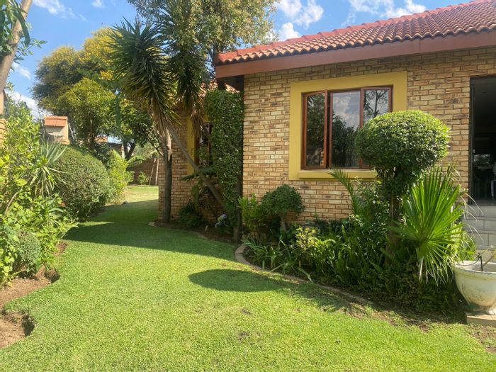 Crescent Wood Country Estate House To Rent: 2-bed flatlet, clubhouse, pool, secure living.