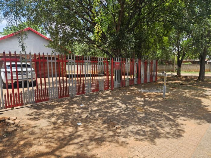 Vanderbijlpark Sw 2 House For Sale: Spacious home with pool, granny flat, and large garden.