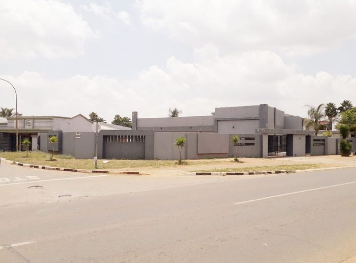 Commercial property in Lenasia Ext 7 to rent, ideal for car stand or wash.