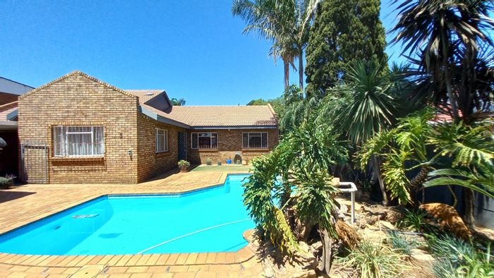 Eden Glen House For Sale: Spacious garden, pool, lapa, and convenient amenities nearby.