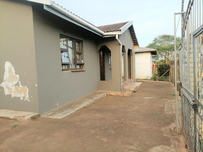 Nseleni House For Sale: 3 bedrooms, fitted kitchen, near schools and clinic.