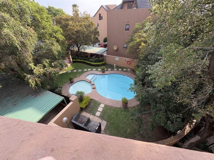 Douglasdale Apartment To Rent: 2-bed, private loft, balconies, pools, tennis courts.