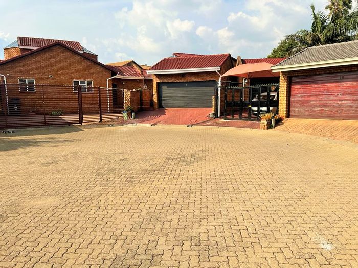 Die Hoewes House For Sale: 3 beds, double garage, near Gautrain and amenities.