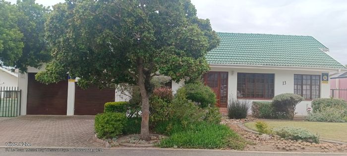 Bayview House For Sale: 4 bedrooms, flatlet, braai room, double garage.