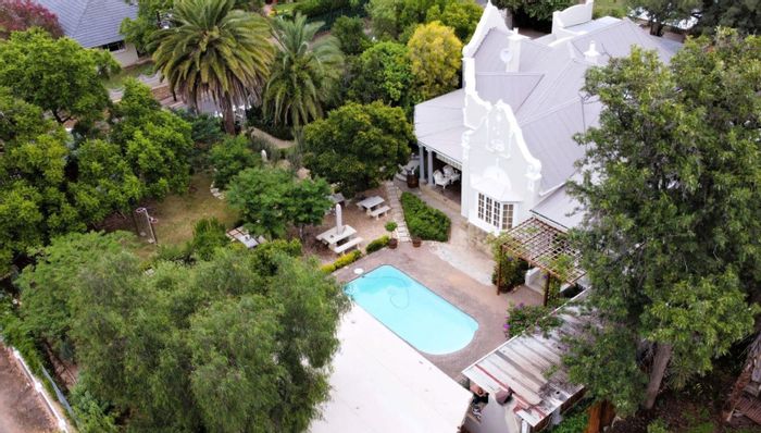 Versatile Oudtshoorn house with pool, garden, guest apartment, and entertainment areas. For Sale.