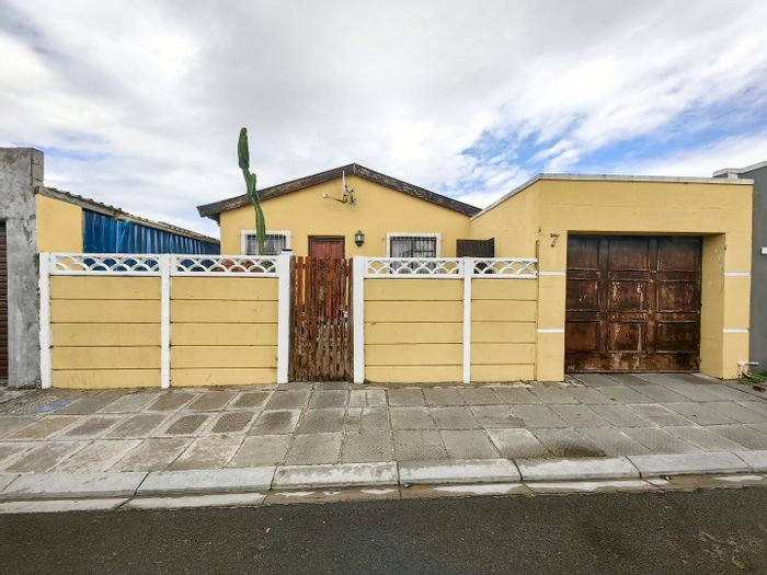 For Sale: House in Lavender Hill with garage, spacious yard, and Wendy house.