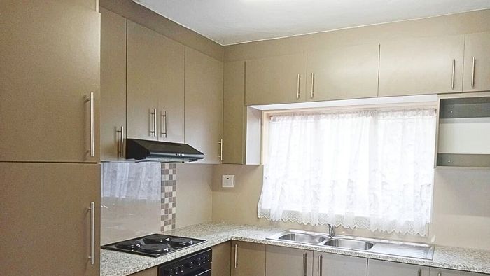 For Sale: 3-Bedroom Apartment in Windermere with Garden, Sunroom, and Secure Access.