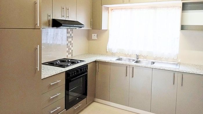 For Sale: 3-bedroom apartment in Windermere with sunroom and secure access.